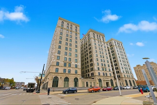 Building Photo - 15 E Kirby St Unit 204