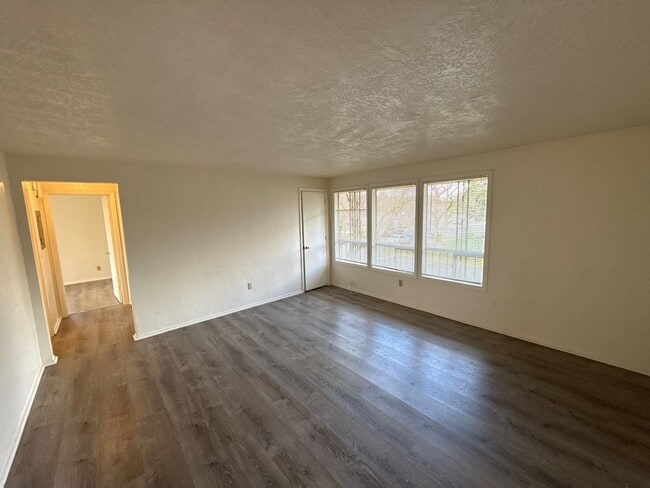 Photo - 1594 Tripp St SE