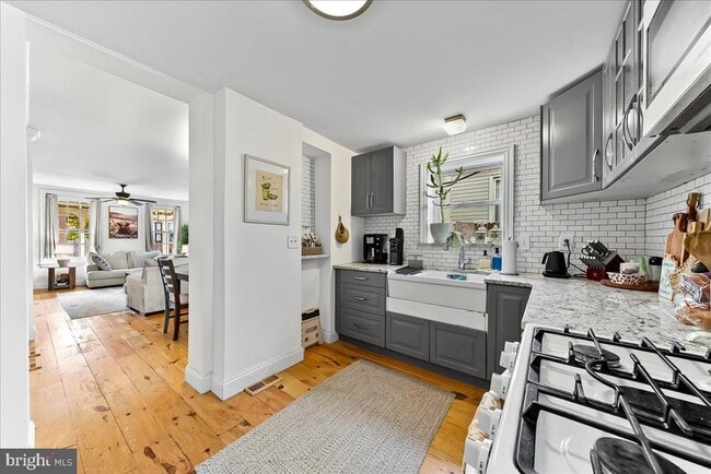 Photo - 131 E Union St