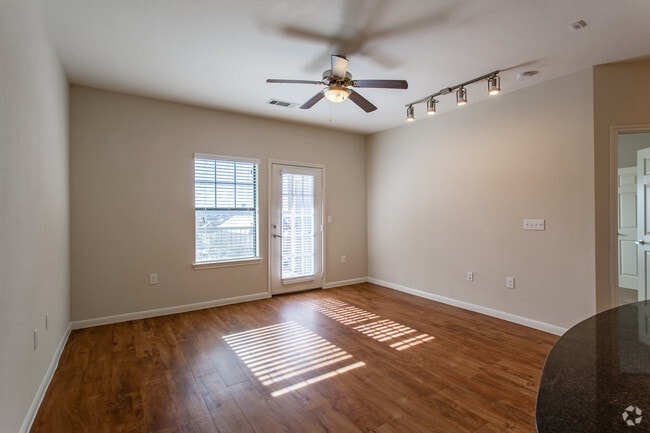 2BR, 2BA - 985 SF