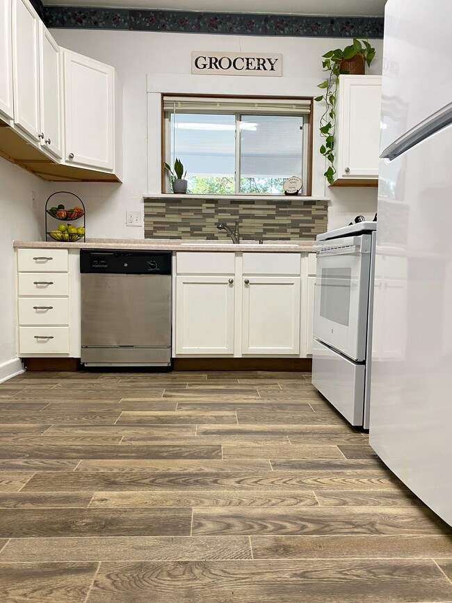 Kitchen - 3260 Starr St Unit 2