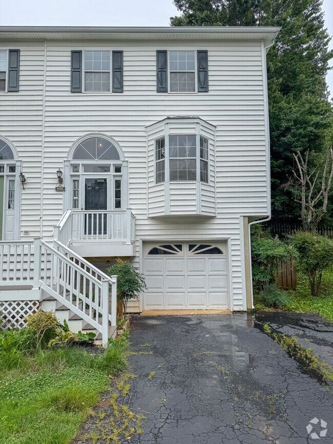 Building Photo - 3Bed/2.5Bath Townhouse