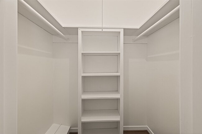 Building Photo - 5211 Hummingbird St