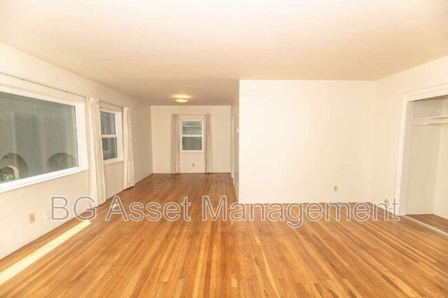 Building Photo - 846 York St Rental