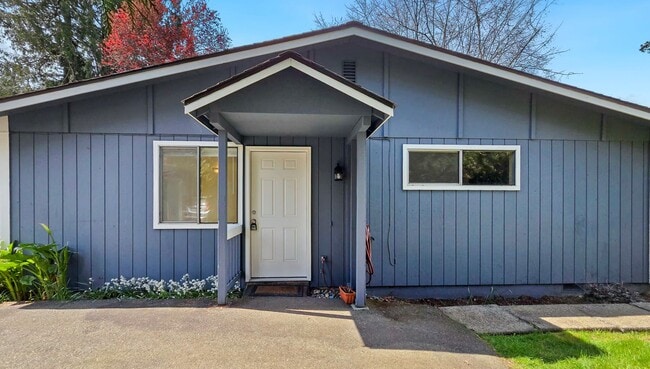 Photo - 2 Bed, 1 Bath Duplex in Prime Olde Town Issaquah Location with a Yard