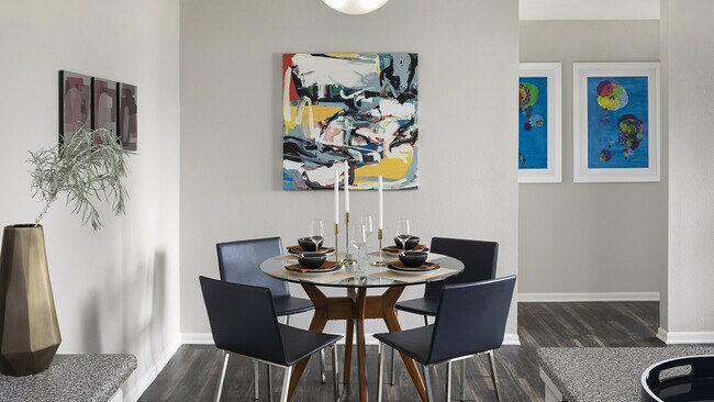 Comedor del apartamento con suelos de madera.