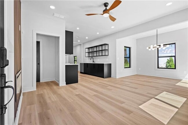 Photo - 646 Robert St NW