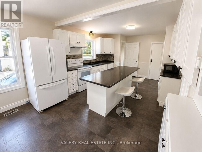 Photo - 374 Edmonton St