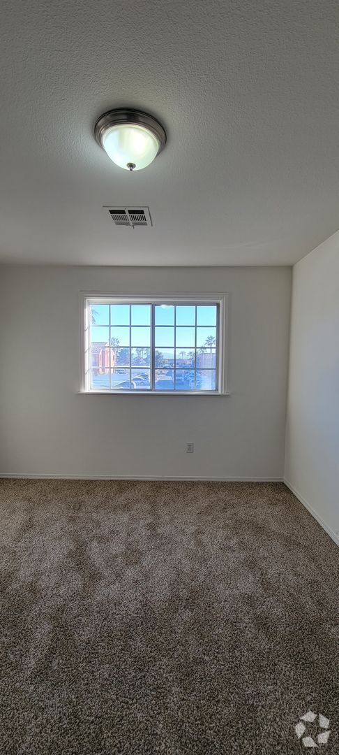 Building Photo - 2 Bedroom Condo near Air Force Base