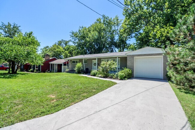 Building Photo - Immaculate Centrally located home!