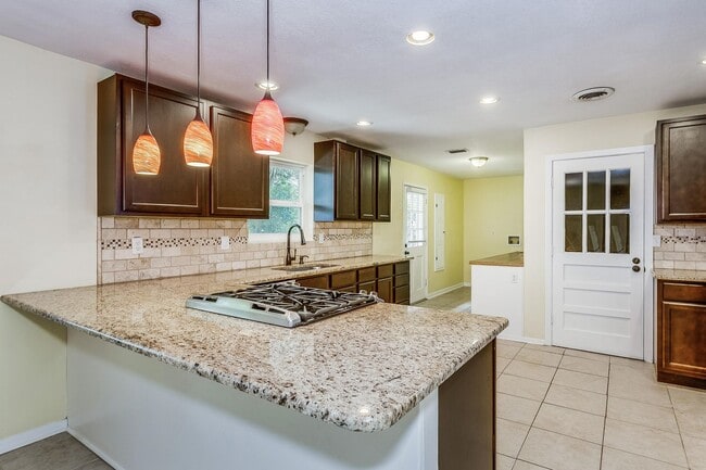 Building Photo - Gorgeous Home