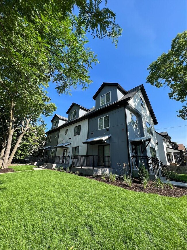 Building Photo - 6th St Triplex Unit 1127 6th St SE Rental