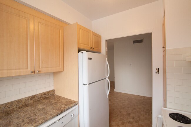 Building Photo - 3555 Chem. de la Côte-des-Neiges Unit 2316