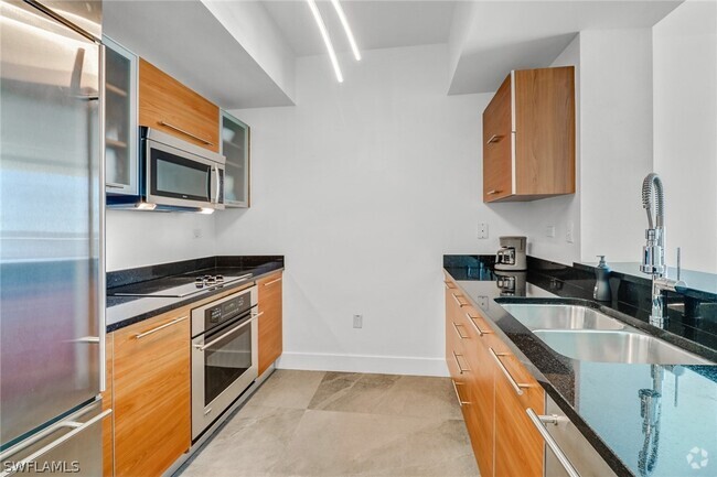 Building Photo - 3000 Oasis Grand Blvd Unit 606 Rental