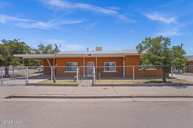 Photo - 323 Singh St