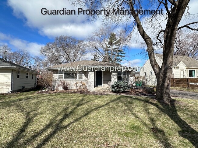 Building Photo - St Louis Park Single Family Home, Fenced In yard, Washer/Dryer, Fenced 1 Car Garage