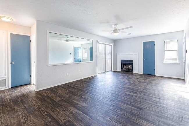 Photo - Spacious two-bedroom with fireplace! Unidad 4040-F