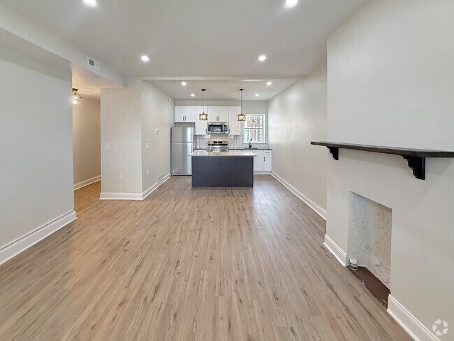 Building Photo - Renovated 2-Bedroom Apartment in Vibrant U... Unit 1