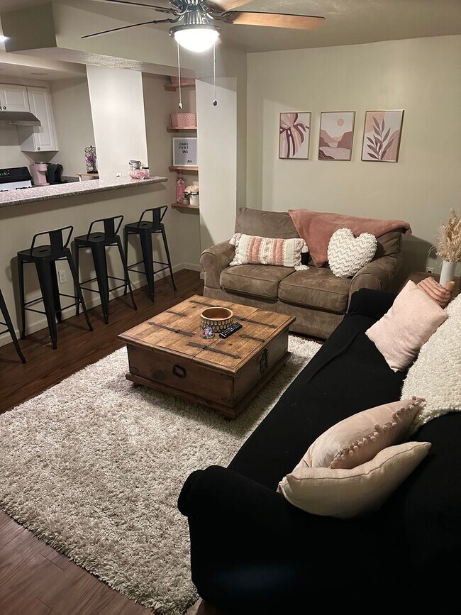 Building Photo - 1927 Fox Wy Unit 1927 fox way front