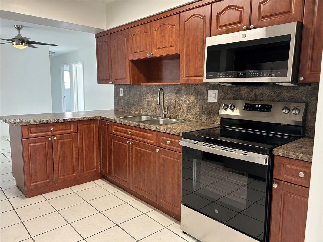 Photo - 955 SW 87th Ct