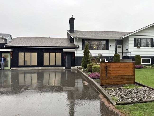 Building Photo - 46265 Hope River Rd