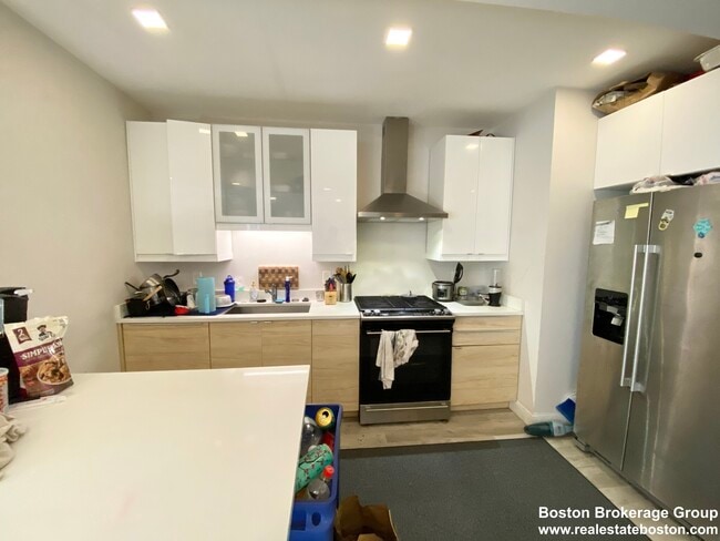 Building Photo - 113 Hillside St Unit 1 Rental