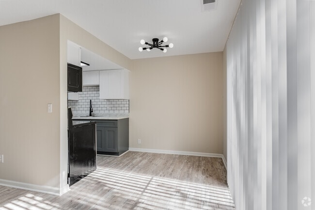 1 BR, 1 BA, 646 SF
