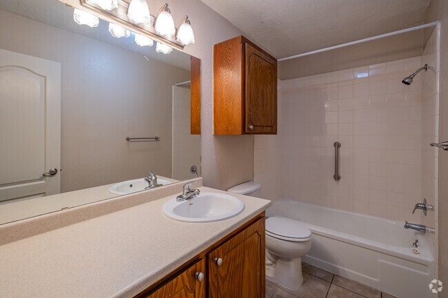 2 habitaciones, 1 baño - 780 pies cuadrados - Baño