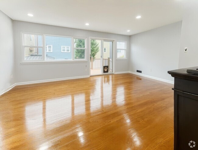 Building Photo - 157 W 17th St Rental