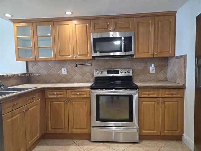 Photo - 5880 Collins Ave Unidad 806
