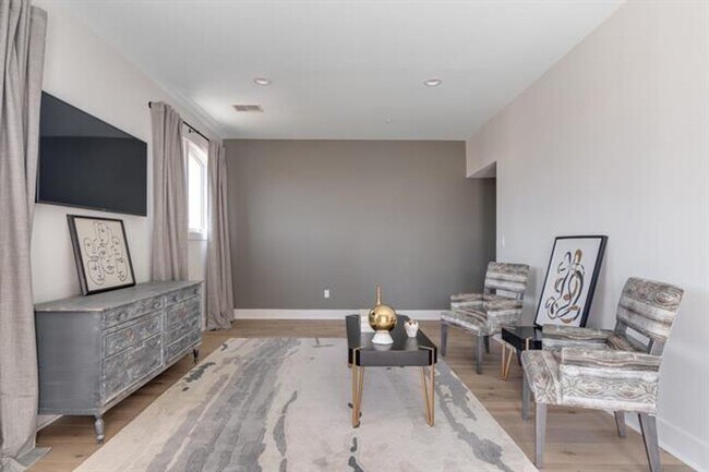 Photo - Amazing 2 bd 2.5 bath 2200 Sq ft breathtak... Unit 402