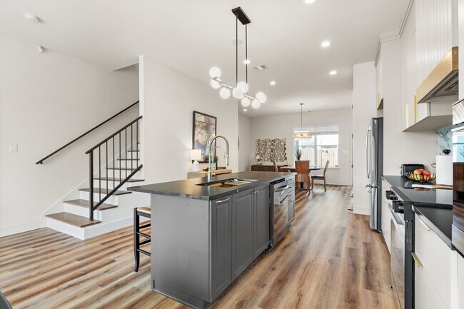 Photo - 117 E 32nd St