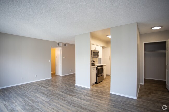 1BR, 1BA-800 SF - 975 San Pasqual Apartments