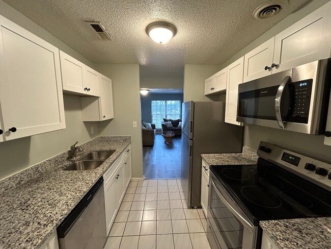 Building Photo - 2014 Hobbs Rd SE