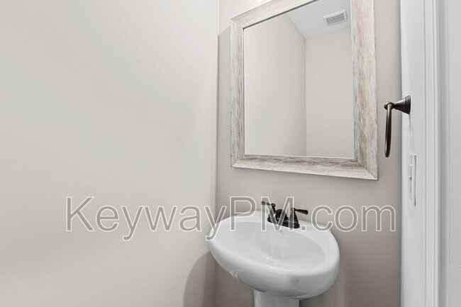 Photo - 2040 Denmark Ave SE