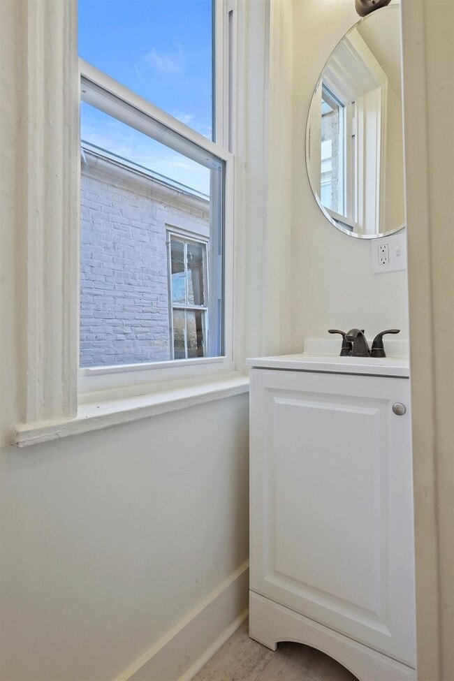 Building Photo - Bright 5 Bedroom, 1.5 Bath Home in Harrisburg, Pa!