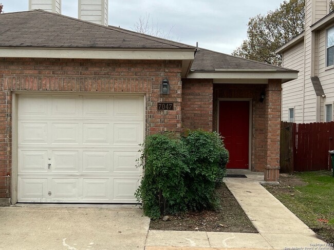 Building Photo - 2 Bedroom 2 Bath with Garage
