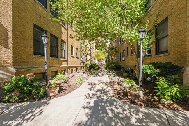 Photo - 630 W Waveland Ave Unit 4C