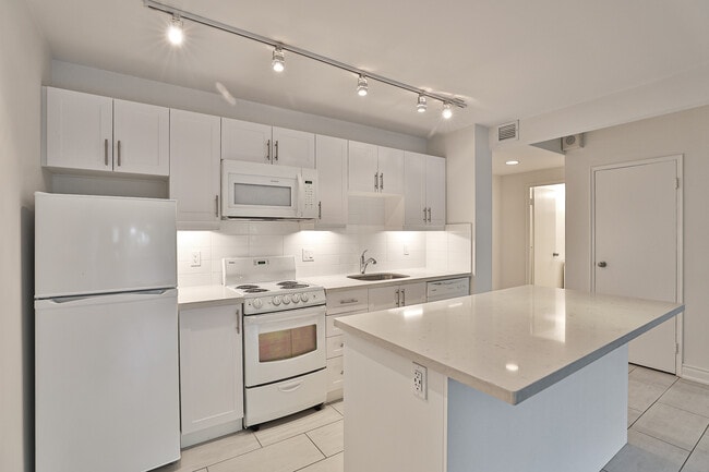 1-Bed Open Concept - 637SF
