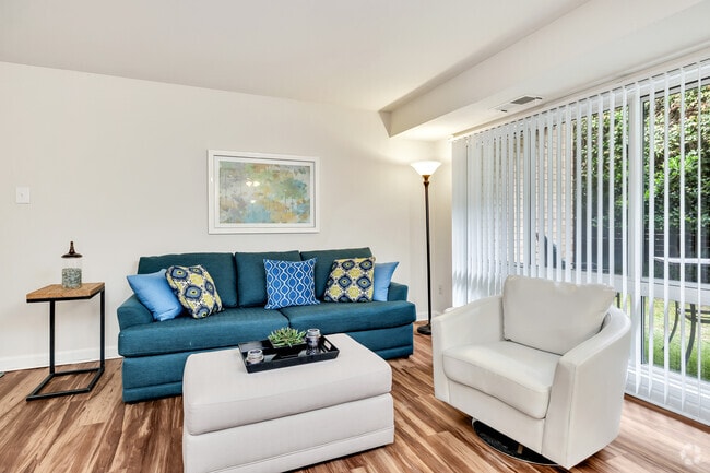 2BR, 1BA - 881SF - Maple - Living Room