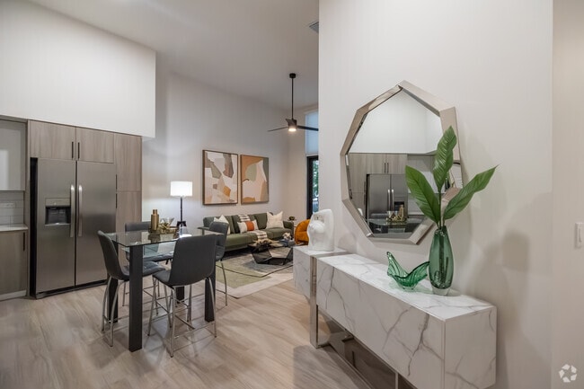 2BR, 2BA - 993SF