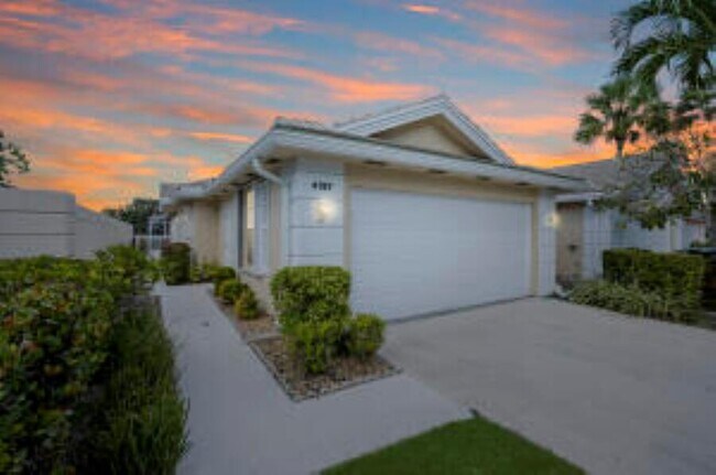 Photo - 4197 Royal Oak Dr