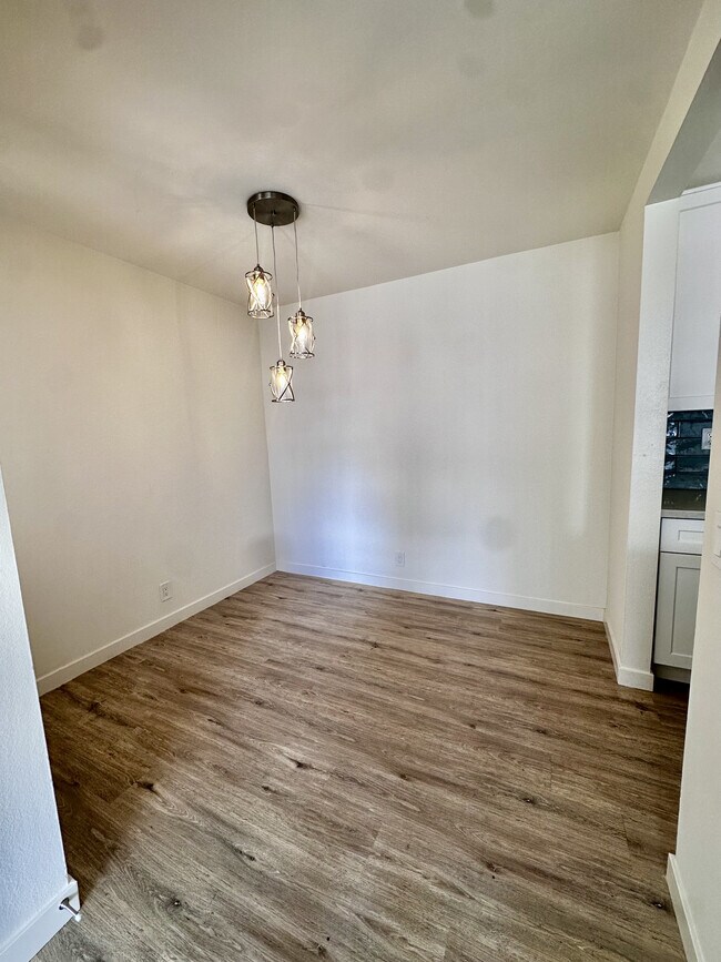 2BR, 1BA Full Renovated Dining Room