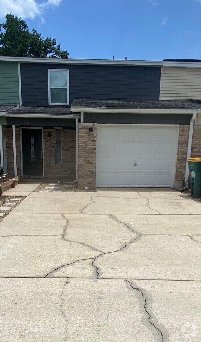 Building Photo - 1814 Whispering Oaks Ln Rental