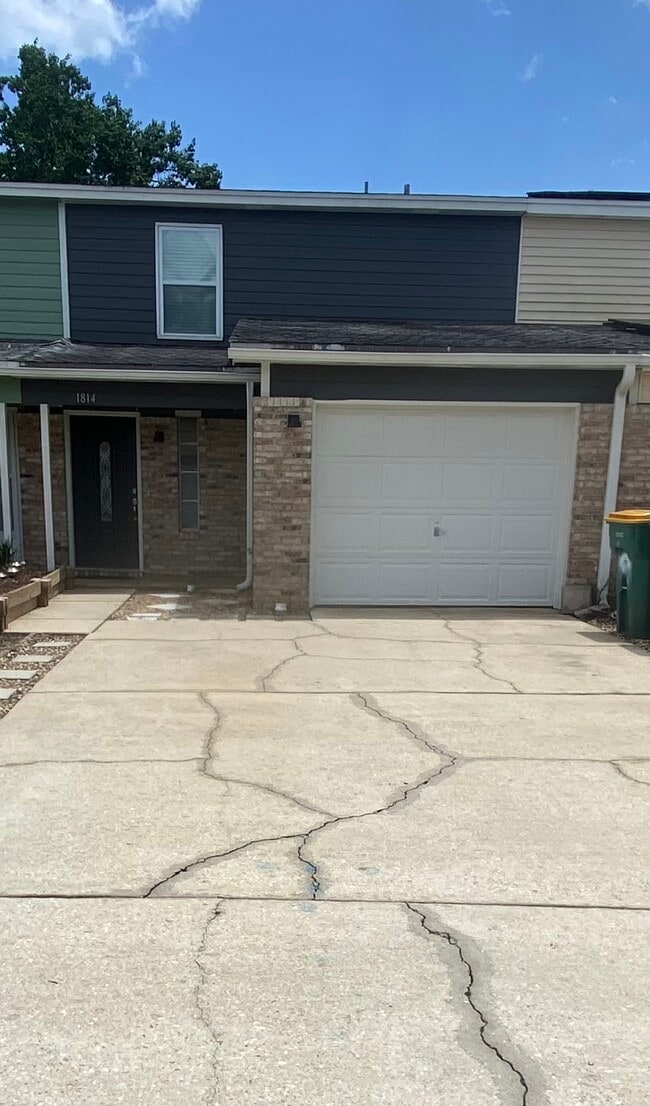 Building Photo - 1814 Whispering Oaks Ln Rental