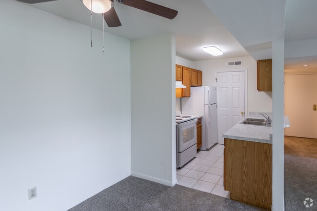2BR, 2BA - 800 SF