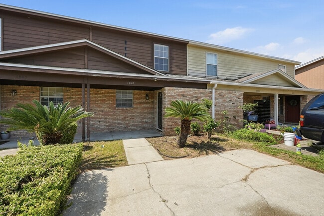 Building Photo - 1807 Whispering Oaks Ln