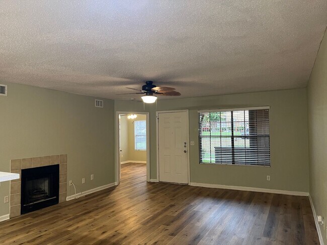Photo - 355 Lakepointe Dr Unit 102