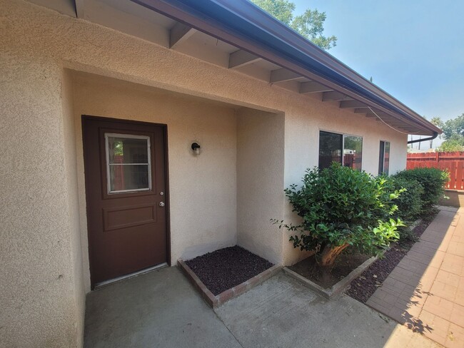 Building Photo - Single-Story 4-Bedroom Apartment in Yucaipa! Unit 34726 1/2