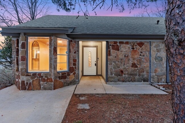Photo - 400 N River Oaks Dr